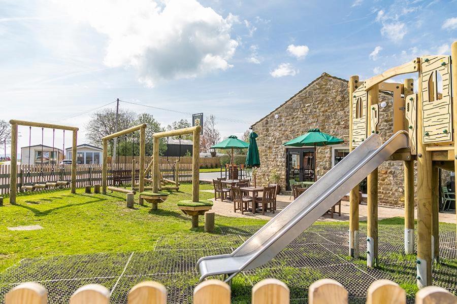 Готель Ascot Tosside Екстер'єр фото